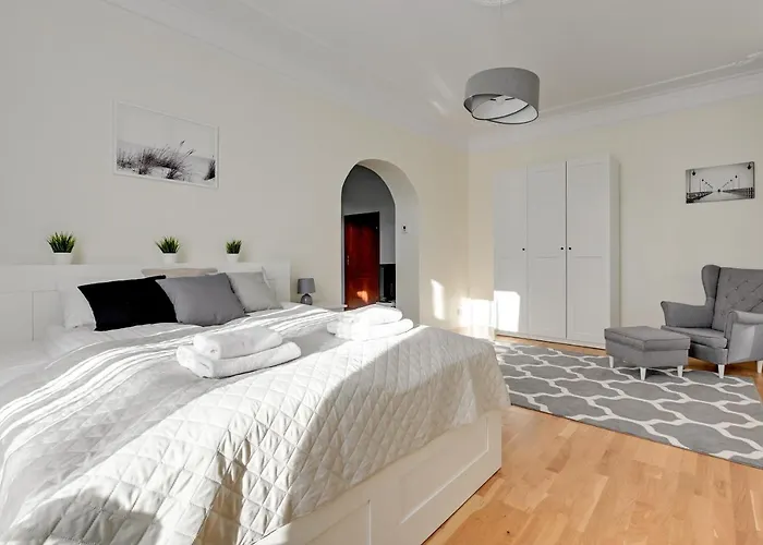 Lion Apartments - Palermo Spacious Family Apartment 3 Min Walk From The Beach